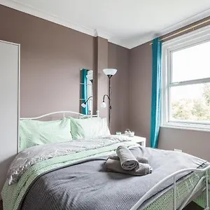 Pensión Shirley House 1, Guest House, Self Catering, Self Check In With Smart Locks, Use Of Fully Equipped Kitchen, Walking Distance To Central, Excellent Transport Links, Ideal For Longer, Southampton